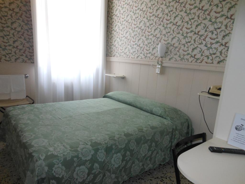 Hotel Stipino Lucca Camera foto